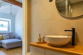 Cool attic apartment Marina