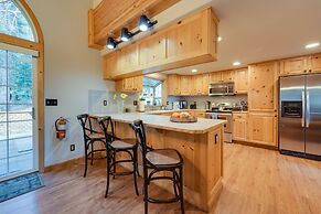 Rustic Truckee Cabin Retreat w/ Community Pool!