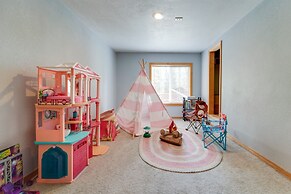 Rustic Truckee Cabin Retreat w/ Community Pool!