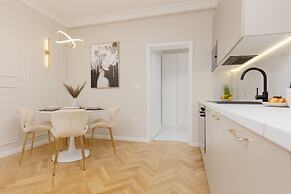 Bitwy Warszawskiej Apartment by Renters
