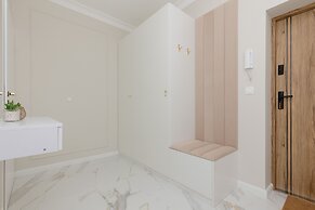Bitwy Warszawskiej Apartment by Renters