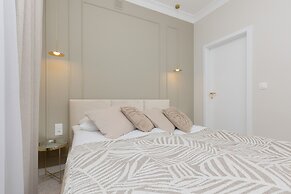 Bitwy Warszawskiej Apartment by Renters