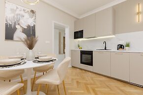 Bitwy Warszawskiej Apartment by Renters