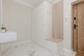 Bitwy Warszawskiej Apartment by Renters