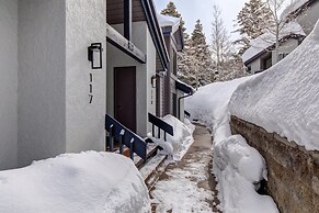 KBM Resorts Ski out and Easy Walk Back, Common Hot Tub, Parking, in Si