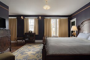 The NuWray Hotel & Carriage House