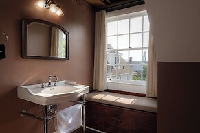 The NuWray Hotel & Carriage House