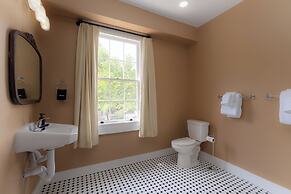 The NuWray Hotel & Carriage House