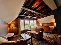 The NuWray Hotel & Carriage House