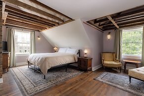 The NuWray Hotel & Carriage House