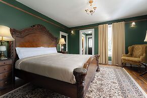 The NuWray Hotel & Carriage House