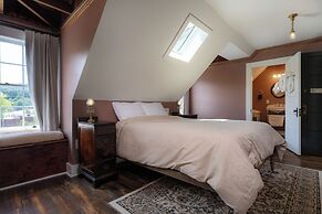 The NuWray Hotel & Carriage House