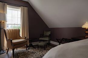 The NuWray Hotel & Carriage House