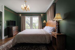 The NuWray Hotel & Carriage House