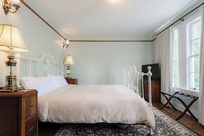 The NuWray Hotel & Carriage House