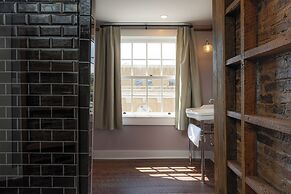 The NuWray Hotel & Carriage House