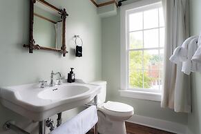 The NuWray Hotel & Carriage House