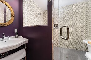 The NuWray Hotel & Carriage House