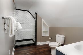 The NuWray Hotel & Carriage House