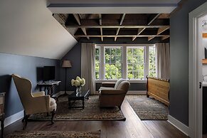 The NuWray Hotel & Carriage House