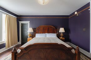 The NuWray Hotel & Carriage House