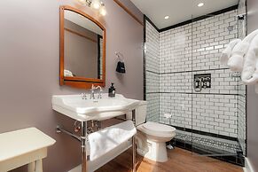 The NuWray Hotel & Carriage House