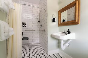 The NuWray Hotel & Carriage House