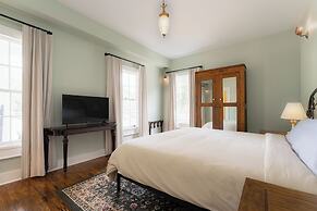 The NuWray Hotel & Carriage House