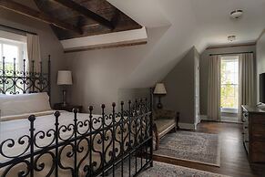 The NuWray Hotel & Carriage House