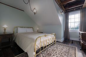 The NuWray Hotel & Carriage House