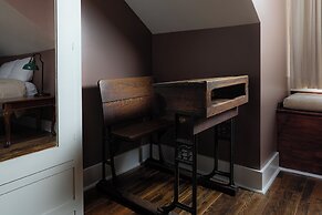 The NuWray Hotel & Carriage House