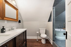 The NuWray Hotel & Carriage House