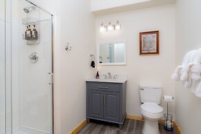 The NuWray Hotel & Carriage House