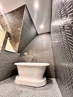 The NuWray Hotel & Carriage House