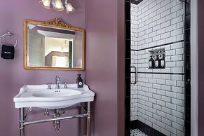 The NuWray Hotel & Carriage House