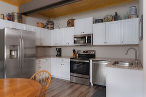 The NuWray Hotel & Carriage House