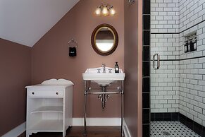 The NuWray Hotel & Carriage House