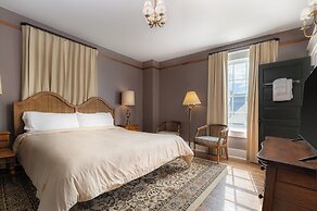 The NuWray Hotel & Carriage House