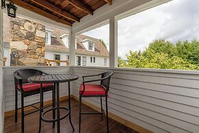 The NuWray Hotel & Carriage House