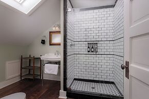 The NuWray Hotel & Carriage House