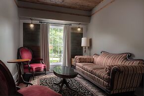 The NuWray Hotel & Carriage House