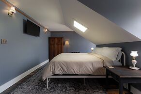 The NuWray Hotel & Carriage House