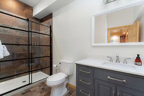 The NuWray Hotel & Carriage House