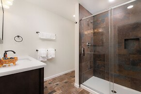 The NuWray Hotel & Carriage House