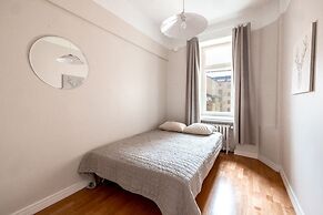 2ndhomes Top Floor 3BR Apartment w Sauna