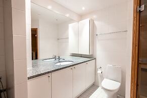 2ndhomes Top Floor 3BR Apartment w Sauna