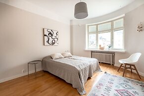 2ndhomes Top Floor 3BR Apartment w Sauna