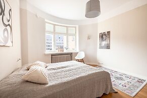 2ndhomes Top Floor 3BR Apartment w Sauna