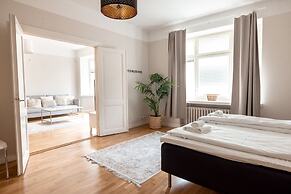 2ndhomes Top Floor 3BR Apartment w Sauna