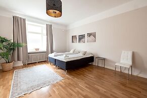 2ndhomes Top Floor 3BR Apartment w Sauna